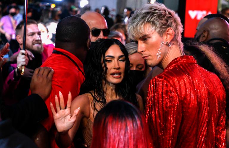 Machine Gun Kelly ja Megan Fox siirtyivät tilanteesta nopeasti sivummalle. Taustalla tulistunut Conor McGregor.