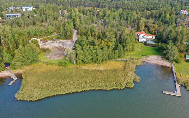 Ilmakuvasta saa hyvän käsityksen siitä, kuinka lähellä uusi talo on Hjalliksen lukaalia. Välissä on vain pieni metsäkaistale.