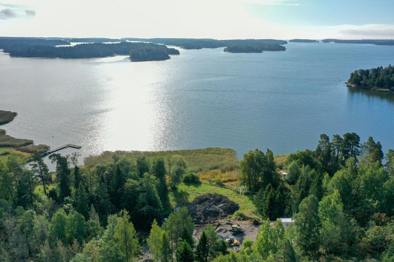 Täällä Joel kosi lauantaina! Jannin ja Joelin talolta aukeaa näin upeat merinäköalat Sipoon edustalle.