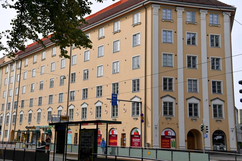 Markon kotiosoitteessa sijaitsevassa kerrostalossa on suojaisa sisäpiha. Talo sijaitsee kivenheiton matkan päässä keskustan hulinasta.