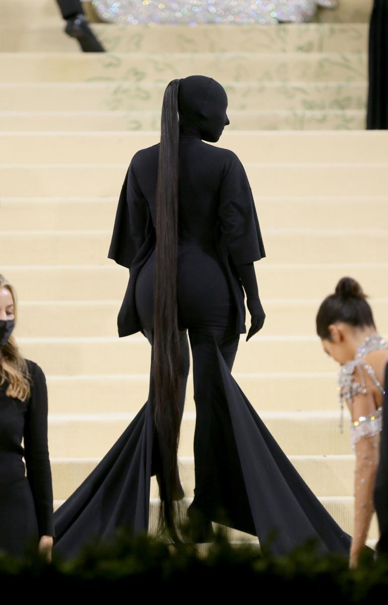 Kim Kardashian luotti jälleen asuun, joka peitti hänet päästä varpaisiin.