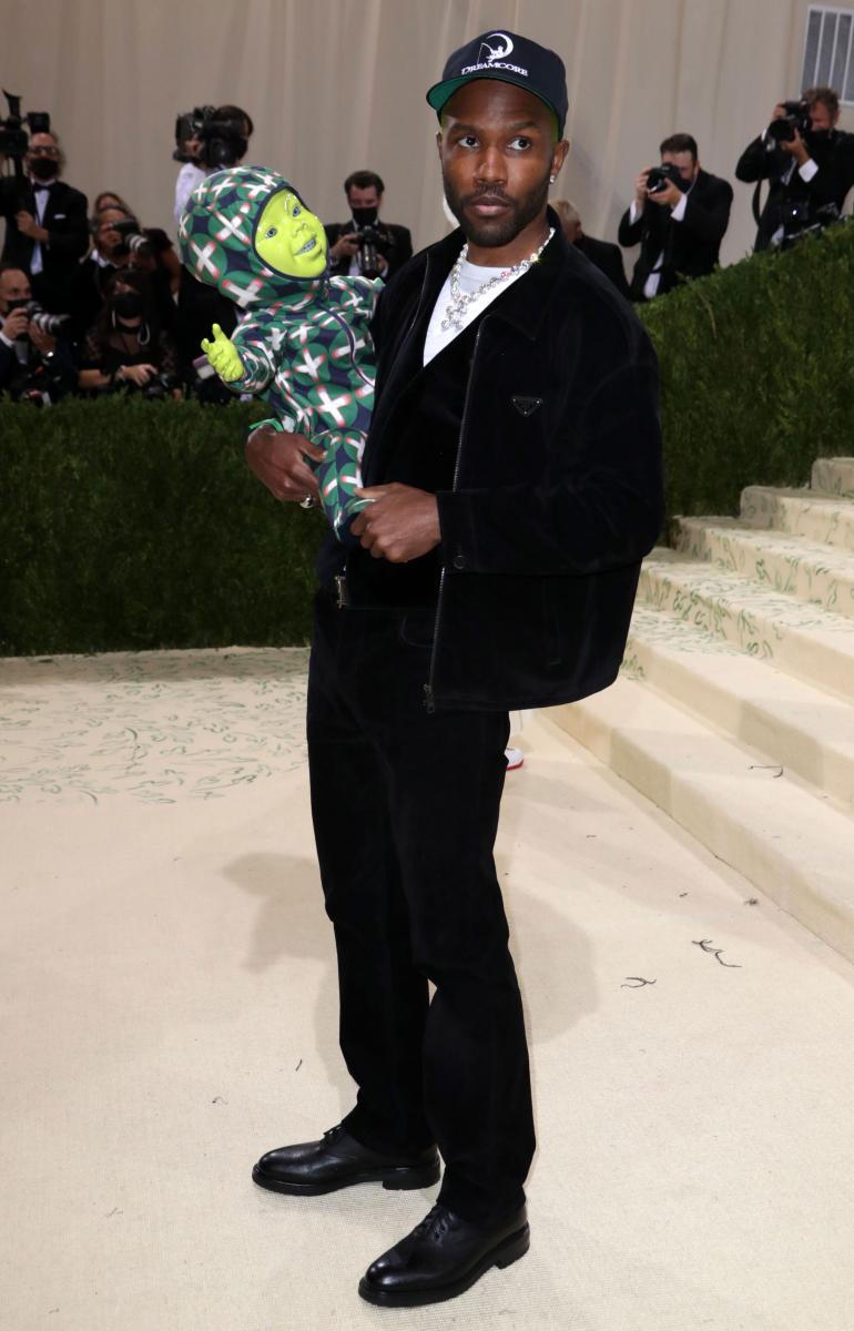 Laulaja Frank Ocean oli napannut kainaloonsa vauva-alienin.