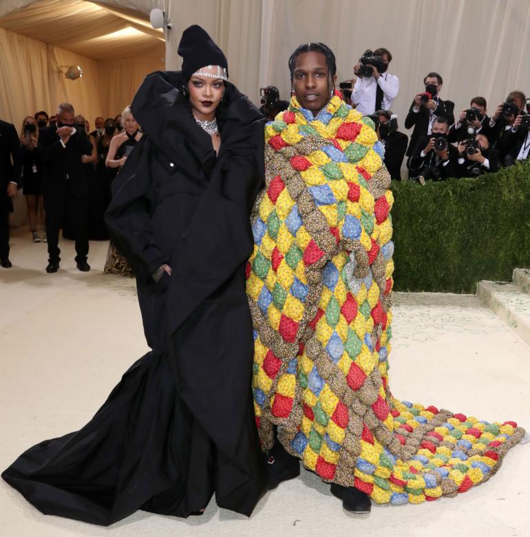 Rihanna ja Travis Scott olivat yksi illan kuvatuimmista pareista. Rihanna oli toppautunut mustaan kaapua muistuttavaan asuun. Travis näytti vohkineen isoäitinsä tilkkutäkin ylleen.