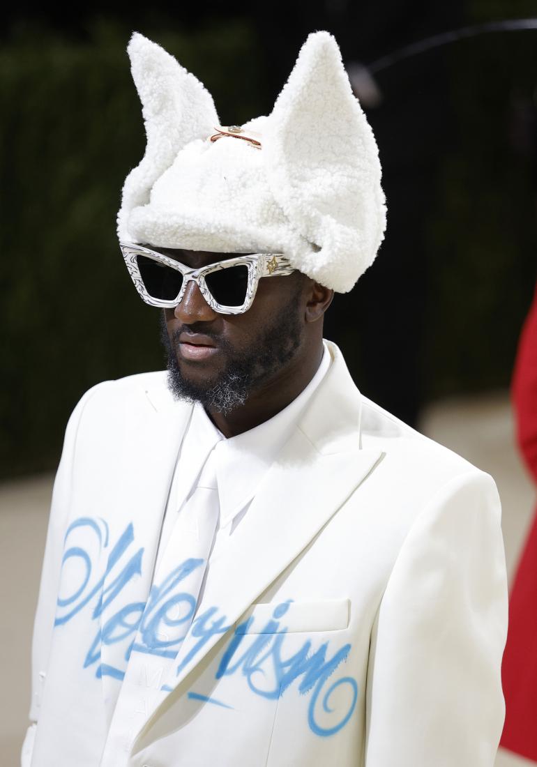 Karvalakki ja graffitein koristeltu pikkutakki. Kuvassa muotitalo Off-Whiten perustaja Virgil Abloh.