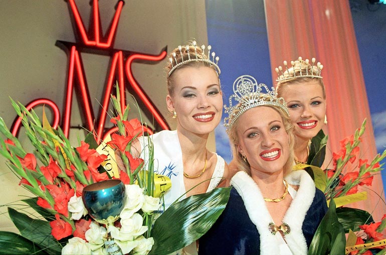 Saija kruunattiin toiseksi perintöprinsessaksi Miss Suomi -kilpailussa vuonna 1999.