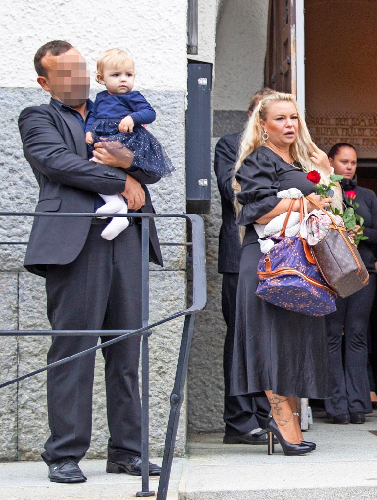 Isabellen isä, koevapauteen vankilasta päässyt Paul hoiti tytärtään kirkon portailla. Johannan takana seisoo Veijo.