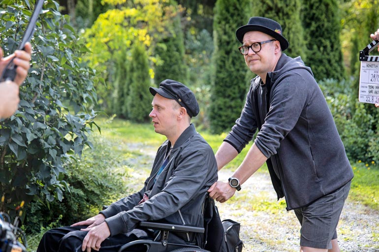 Teemu Nikki (oik.) tunnetaan muun muassa elokuvistaan Lovemilla (2015) ja Nimby (2020).