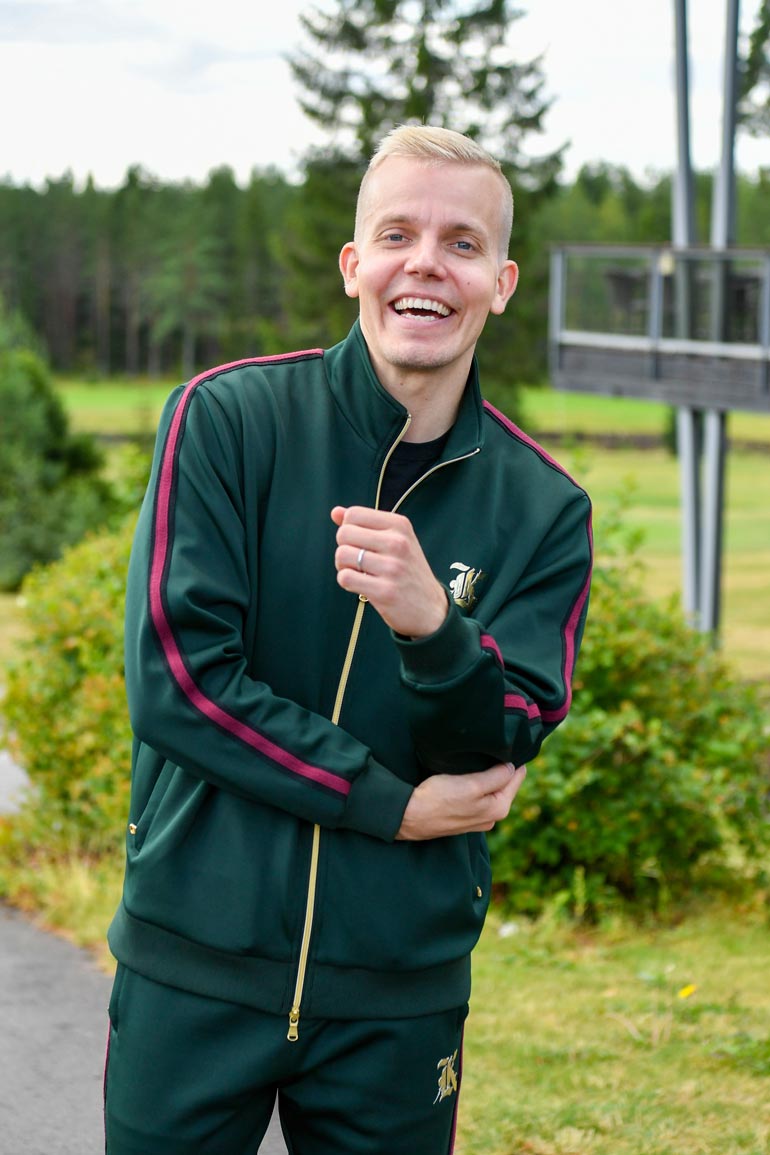 Elastinen on jo vuosia kuulunut Suomiräpin kärkipäähän niin suosiossa kuin taloudellisesti.