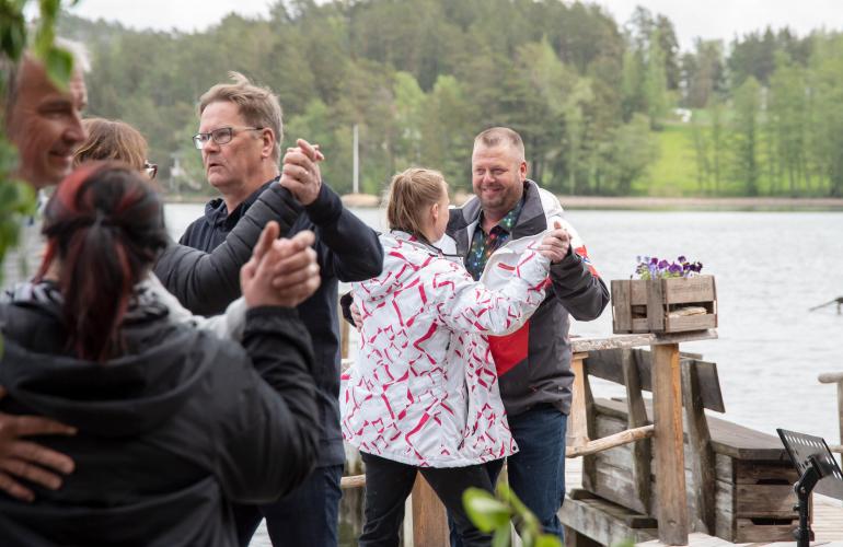 Matti nappasi Sirpan tanssin pyörteisiin.