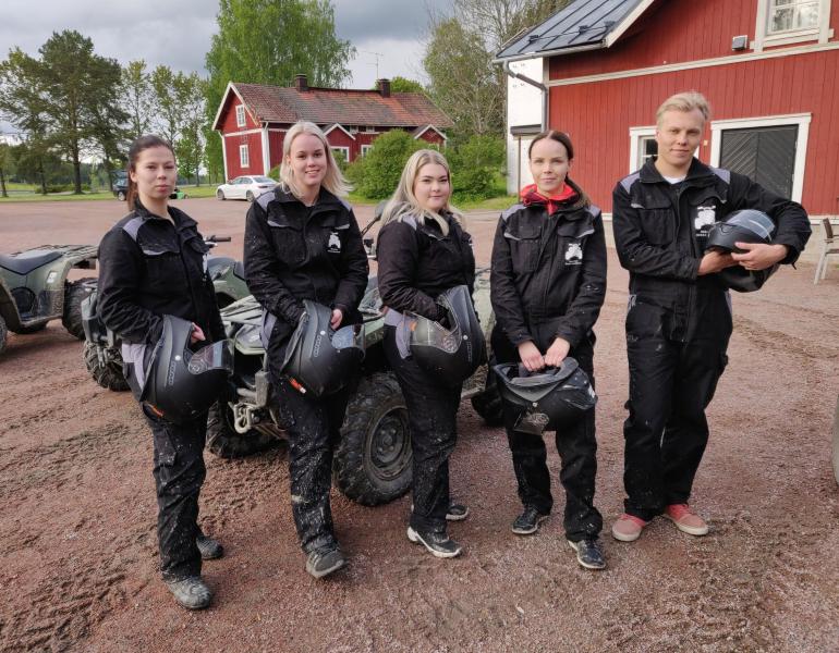 Kuvassa Patrikin puolisoehdokkaat Ninna (vas.), Linda, Sara ja Kiia.