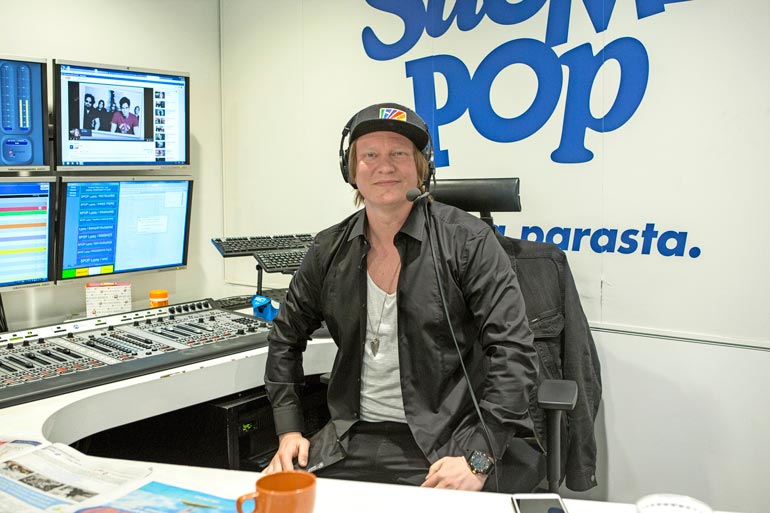 Jaajo jaksaa juontaa bisneskiireistään huolimatta Radio Suomipopin suosittua aamuohjelmaa.