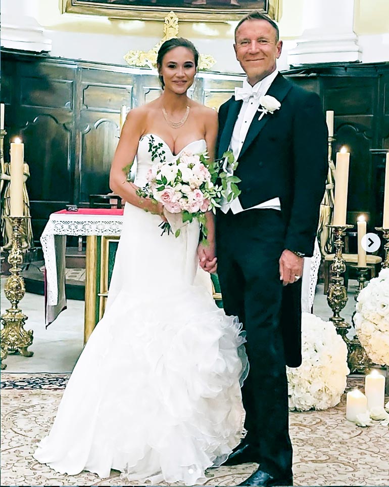 Hääkuvassa näkyy Johannan upea valkoinen morsiuspuku. Renny turvatui tyylikkääseen frakkiin. Kuva Rita Tainolan Instagram.