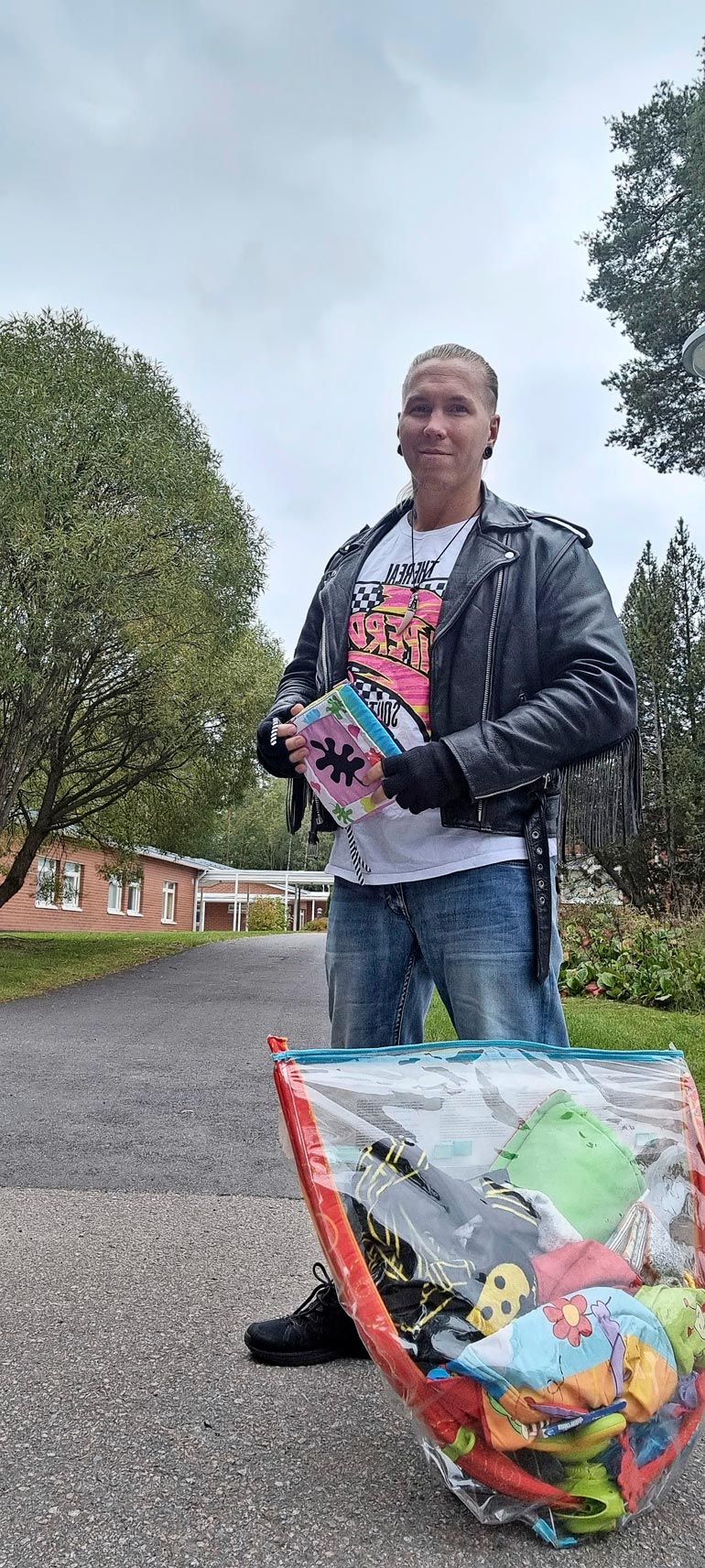 Johnny lahjoitti neljä kassillista tyttärelleen hankittuja pikkuvauvan vaatteita, babysitterin ja vaippoja hyväntekeväisyysjärjestö Hope ry:lle.