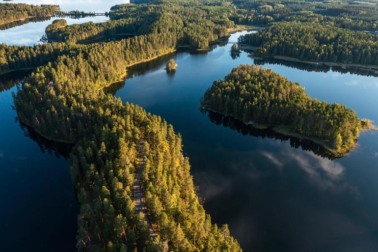 Saimaalle voi matkustaa myös ruska-aikana. Mielestäni silloin on luonnossa kaikkein kauneinta, Pekka mainitsee.