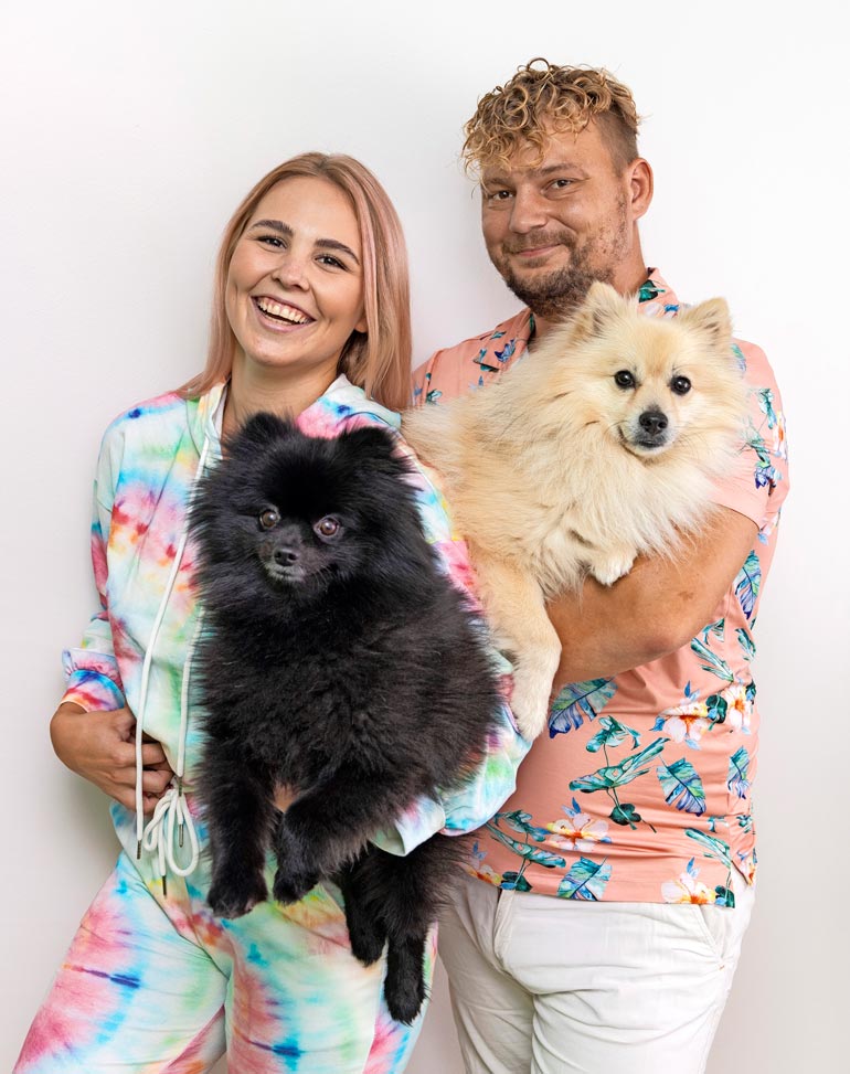 Hauvat ovat kuin lapsia. Even sylissä pomeranian Dino, Danilla mittelspitz Eddy.