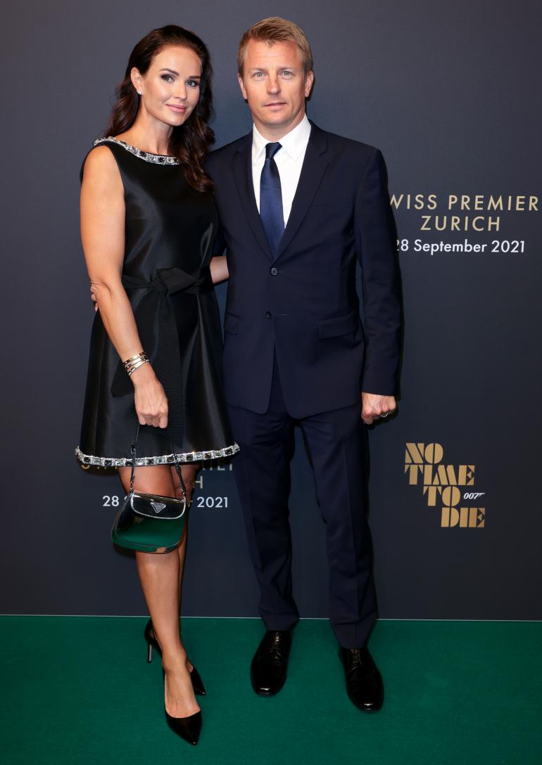Kimi luotti takuuvarmaan tyköistuvaan pukuun, kun taas Minttu oli valinnut ylleen ökyluksusmerkki Pradan henkeäsalpaavan luomuksen.