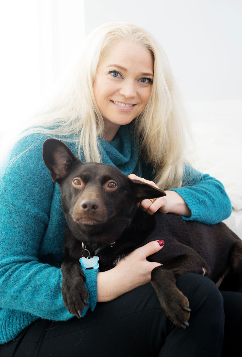 Pippa Laukka ja Tassu-koira poseerasivat Oma aika -lehdelle vuonna 2017.