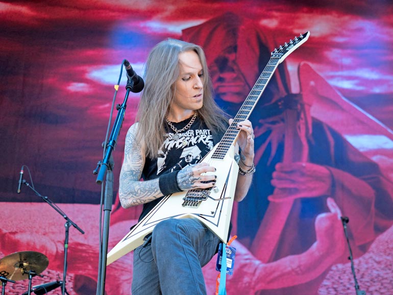 Alexi Laiho muistetaan erityisesti Children of Bodomin nokkamiehenä. Metalliyhtye oli yksi Suomen musiikkihistorian kansainvälisesti menestyneimmistä. Alexi siirtyi ajasta iäisyyten 29. joulukuuta 2020.