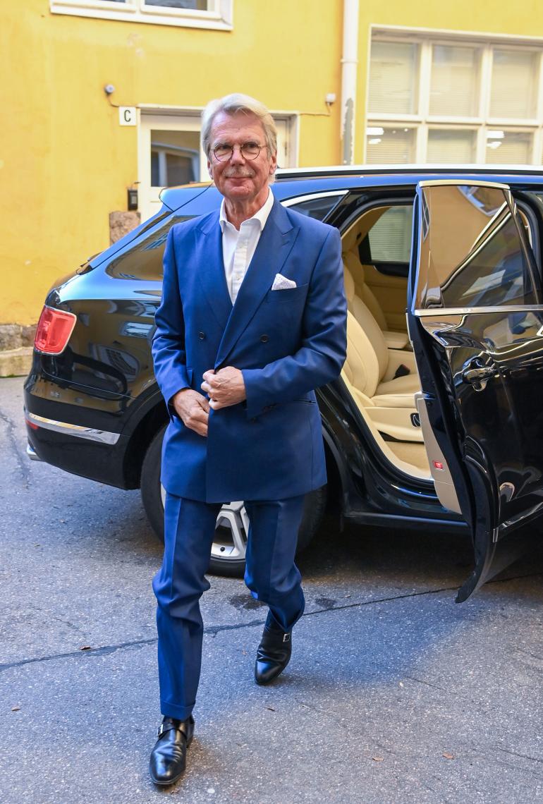 Kuten kuvasta näkyy, Nallen öky-Bentleyn takapenkki on kaksipaikkainen. Lisävaruste maksaa maltaita, mutta summat ovat Nallelle lähinnä karkkirahoja.