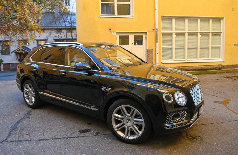 Halvimmillaan Bentley Bentayga Hybrid kustantaa noin 200 000 euroa. Lisävarusteista riippuen summa voi kivuta helposti 300 tonniin.