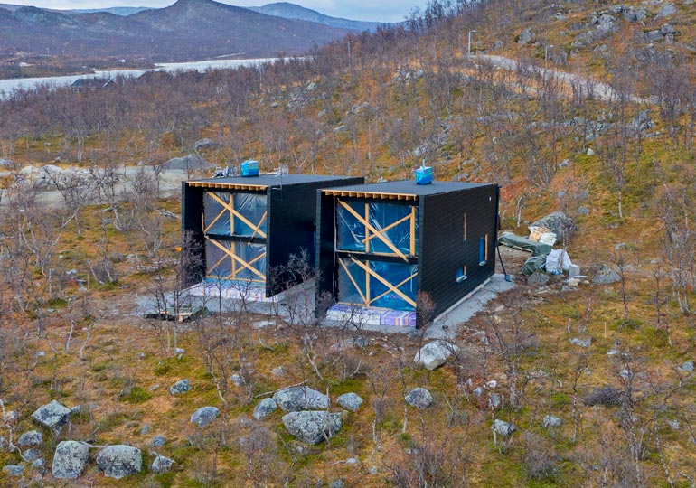 Seiskan vieraillessa Kilpisjärvellä työmaalla oli hiljaista. Talo näytti kuitenkin ulkopuolelta suhteellisen valmiilta.