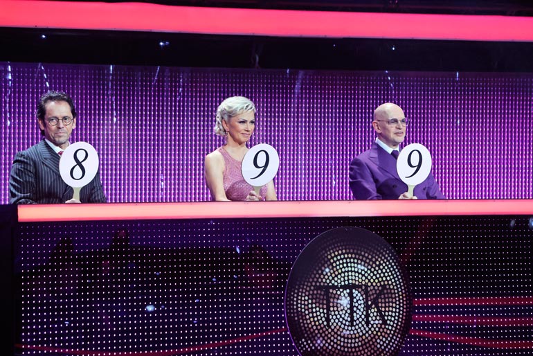 Jukka tuomaroi joka sunnuntai Tanssii tähtien kanssa -kisaajia yhdessä Helena Ahti-Hallbergin ja Jorma Uotisen kanssa.