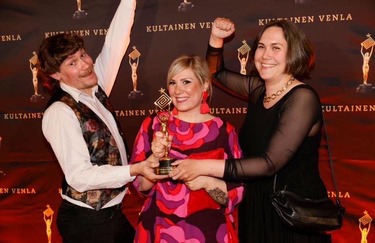 Sohvaperunat -ohjelma on voittanut useita Emma-palkintoja. Teemu osallistui ohjelmaan siskonsa kanssa.