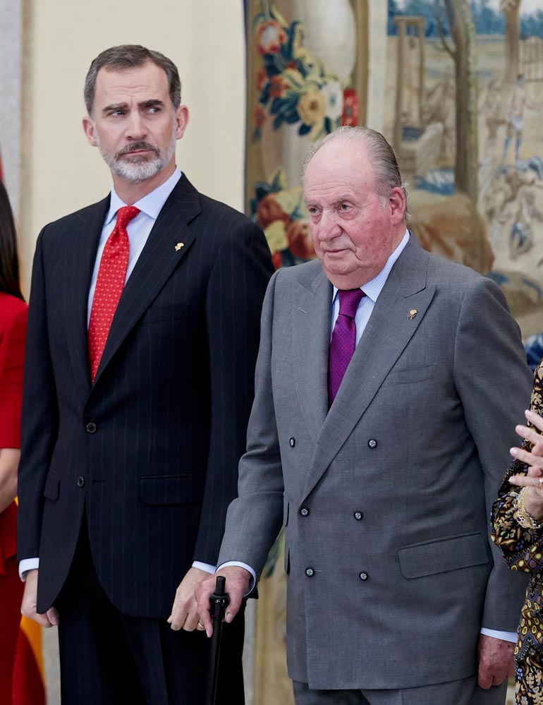 Kuningas Felipe peri isältään Juan Carlosilta skandaalinkäryssä nuhjaantuneen hovin.