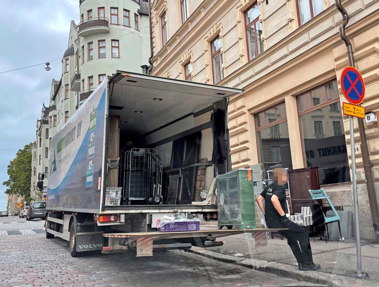Parin koti-irtaimisto pakattiin muuttoautoon elokuun lopulla Helsingin keskustassa.