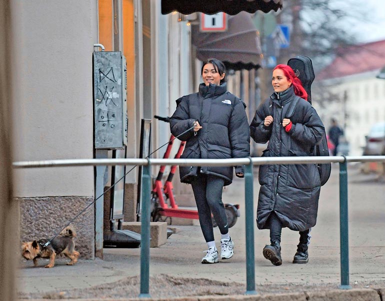 Kauniit naiset ovat tuttu näky Helsingin kantakaupungissa. Pari viihtyy erityisesti koiralenkeillä.