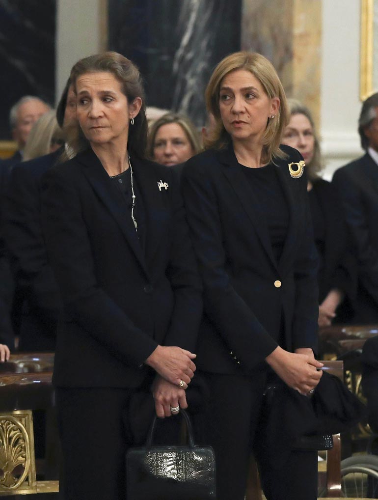 Prinsessat Elena ja Cristina vierailevat säännöllisesti isänsä luona Arabiemiraateissa.
