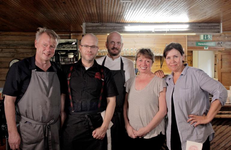 Konnustupaa pyörittävät Kimmo (vas.), Jari, Taru ja Anna.