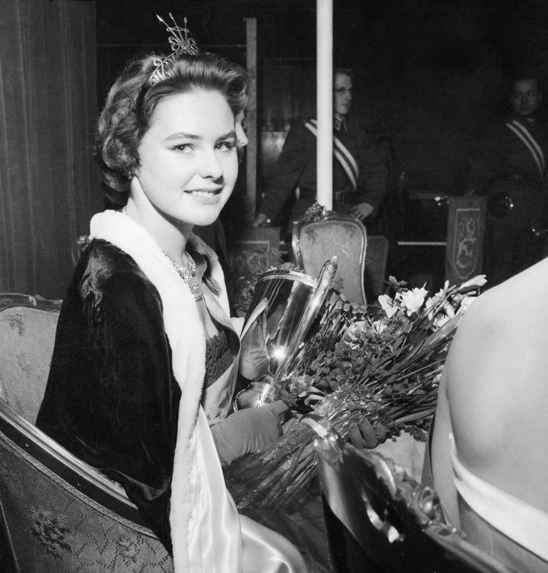 Pirkko Mannola on vuoden 1958 Miss Suomi. – Enhän minä missin mittoja täyttänyt, olin lyhyt, minulla oli isot rinnat ja pyöreät posket.