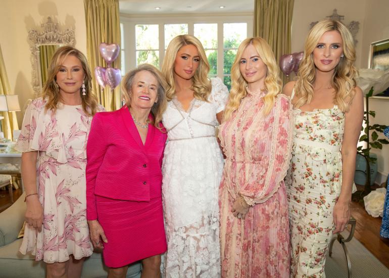 Paris Hilton poseerasi juhlissa äitinsä Kathy Hiltonin (vas.), tulvan aviomiehensä äidin Sherry Reumin, ja Carterin siskon Halle Reumin sekä Parisin siskon Nicky Hiltonin rinnalla.
