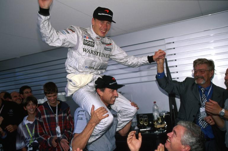 Mikan mitään pelkäämätön luonne ja poikkeukselliset lahjat tekivät suomalaisesta yhden kaikkien aikojen suurimmista suomalaisista kilpakuskeista. Kuvassa sinivalkoista F1-ässää juhlitaan kaudella 1998.
