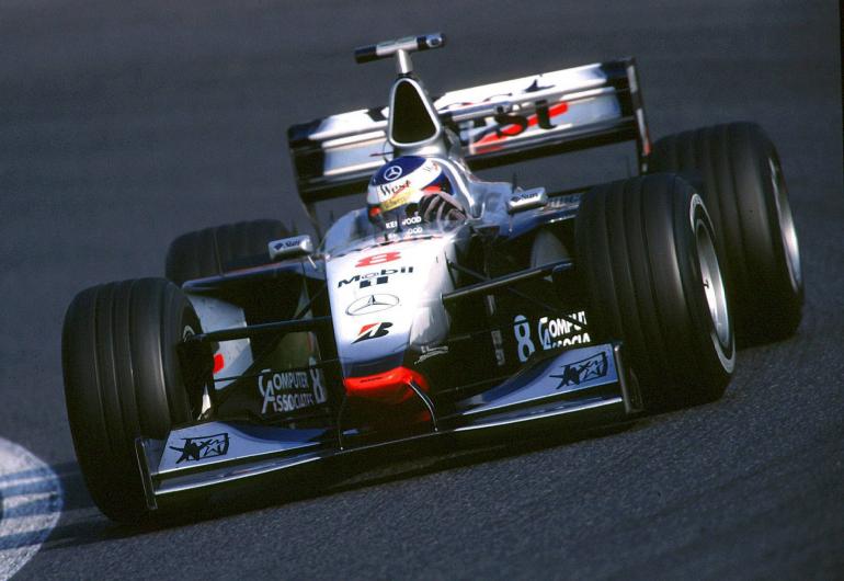 Tässä kiitää hopeinen McLaren! Vantaan Martinlaakson suurmies saavutti formuloissa 20 osakilpailuvoittoa, 51 palkintopallisijaa ja peräti 420 MM-pistettä.