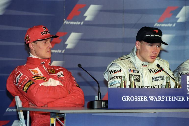 Klassiset kilpakumppanukset: Ferrarin Michael Schumacher seuraa sivusta, kuinka McLarenin Mika Häkkinen kertoo näkemyksiään F1-kaudella 1998.