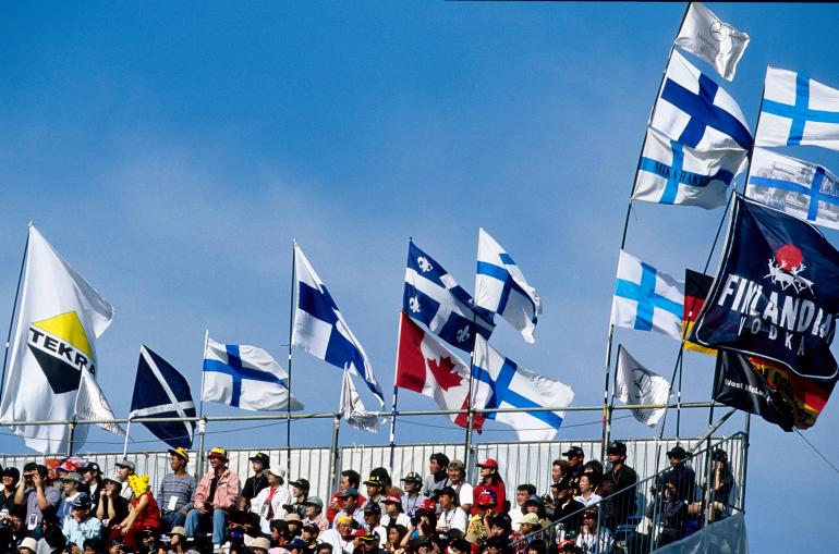 Mika Häkkinen on ollut maailmanlaajuisesti suosittu F1-kuski. Kuva Suzukan legendaarisesta GP:stä kaudella 1998.