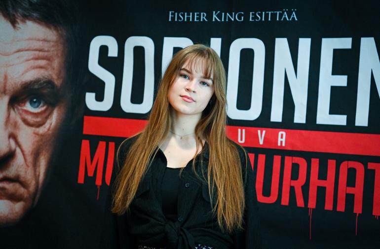Olivia Ainali tekee näyttelemisen lisäksi musiikkia. Muusikkoperheen tytär opiskelee laulua Helsingin pop- ja jazz-konservatoriossa.