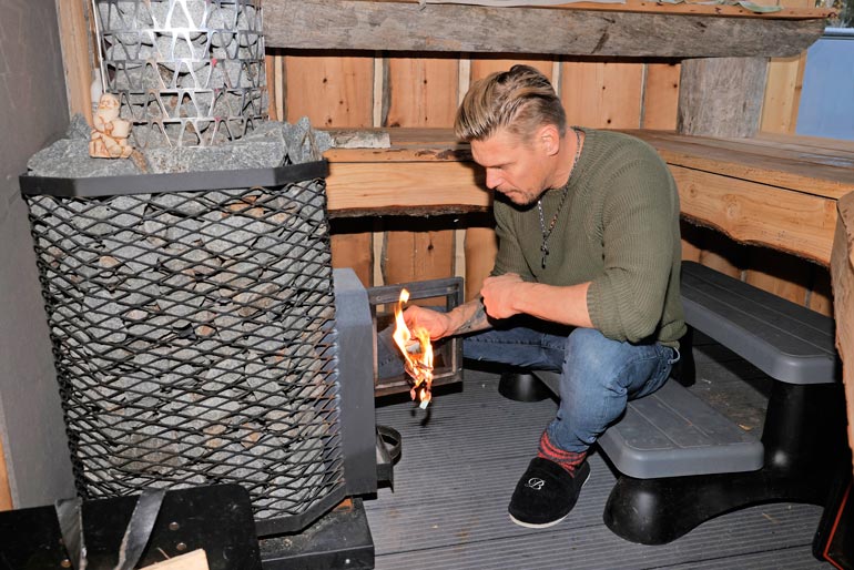 Pihasauna on Akin valtakuntaa. Seinillä on tuppeensahattua Siperian kelopuuta.