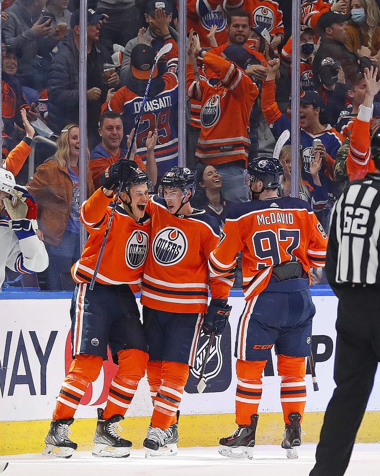 Jesse Puljujärvi on tehnyt kivenkovaa jälkeä Edmonton Oilersin 1. ketjussa Connor McDavidin (oik.) rinnalla.