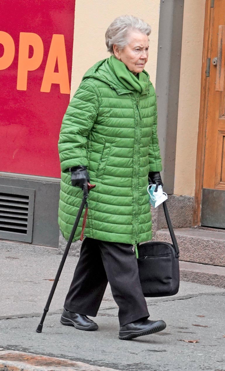 Eeva Ahtisaari näyttää ilahduttavan hyväkuntoiselta rautarouvalta.