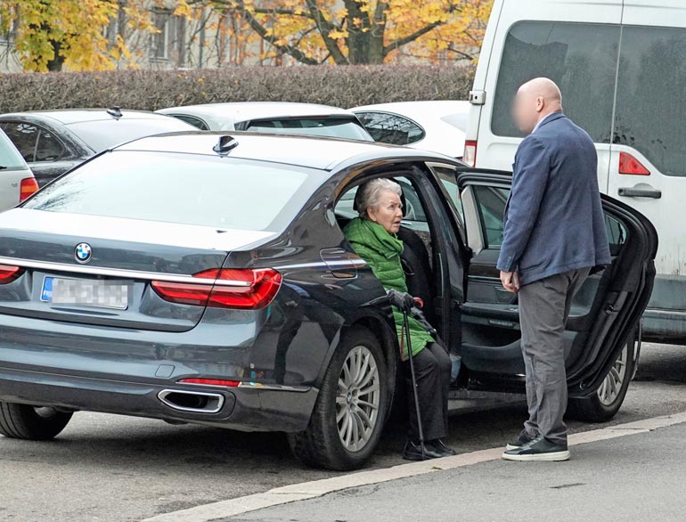 Kerrostalon kokoinen turvamies avasi kohteliaasti Eevalle Bemarin oven Ahtisaarten residenssin edustalla.