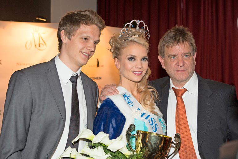 Lotta kruunattiin Miss Suomeksi 2013. – Olen mielelläni ihan omilla meriiteilläni julkisuudessa, kiipeilijäkaunotar sanoo. Hänen ja jääkiekkoilija Kristian Näkyvän liitto päättyi avioeroon 2019. Lotan isä Aki Hintsa menehtyi vuonna 2016.