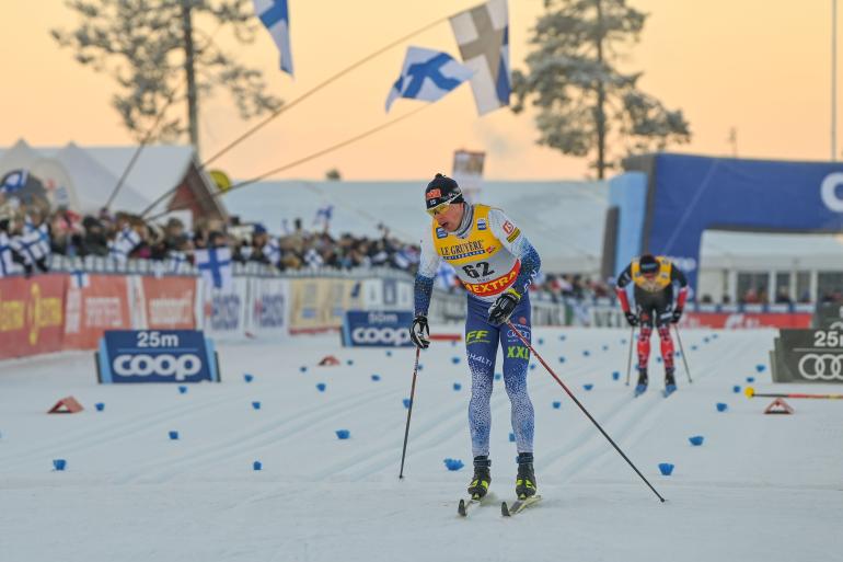 Kiitos ja kumarrus! Iivo Niskanen oli omaa luokkaansa Rukalla miesten 15 kilometrin perinteisellä.