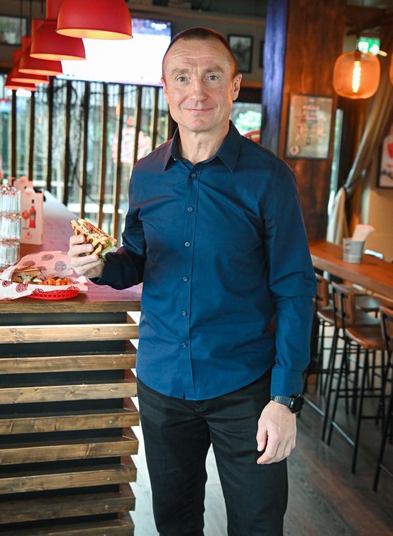 Jere Lehtien lanseerasi viime viikolla omanlaisensa Club Sandwichin urheiluravintola Hookiin. – Suomessa sitä ei oikein meinaa saada ravintoloista, Stanley Cup -voittaja kummeksui Seiskalle.