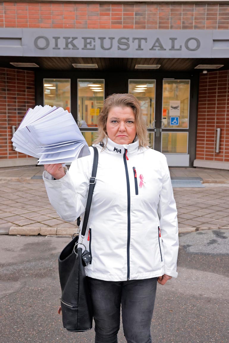 Titta-Lise Viljanen näyttää Sedun auttamisesta syntyneitä laskupinoja.