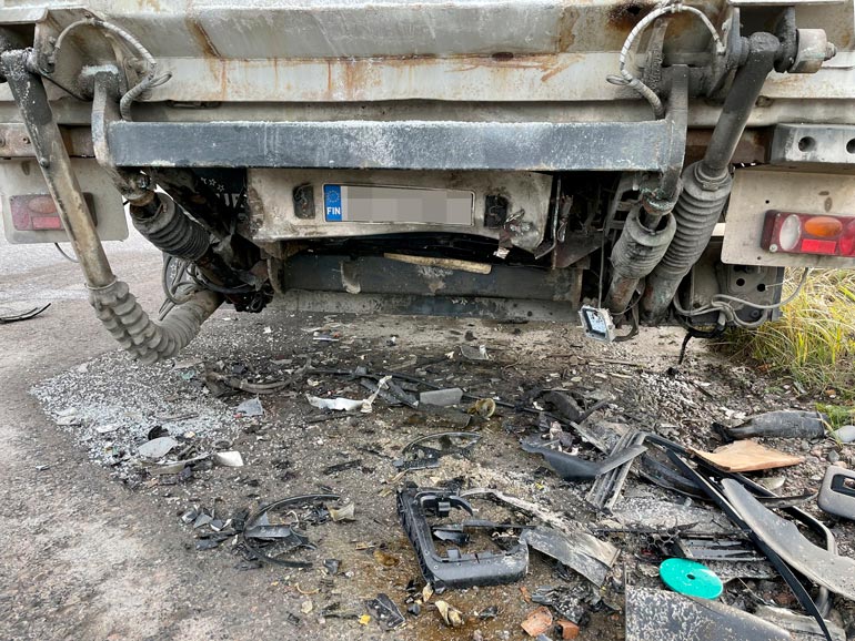 Näkymä turmapaikalla oli lohduton. Peugeotin palaneet muoviosat kertovat karua kieltään.
