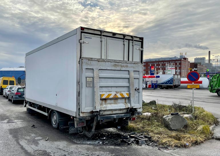 Muotimies ajoi vanhan Peugeotinsa vauhdilla kuorma-auton perään. Kuormurin kuski ei loukkaantunut.