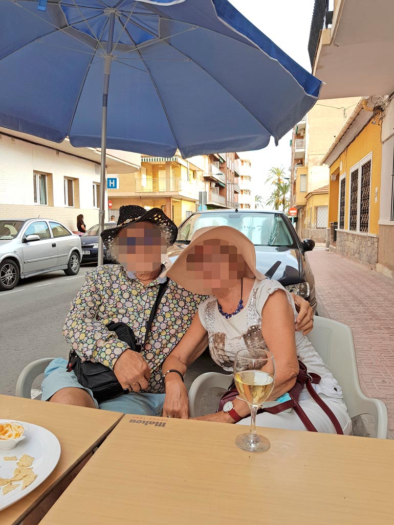 70 vuotta täyttänyt paloittelijasurmasta epäilty mies tunnettiin Torreviejassa etenkin lierihatustaan. Rikos alkoi selvitä, kun supermarketin roskiksesta löytyi naisen jalka ja myöhemmin tyhjältä tontilta muita ruumiinosia.